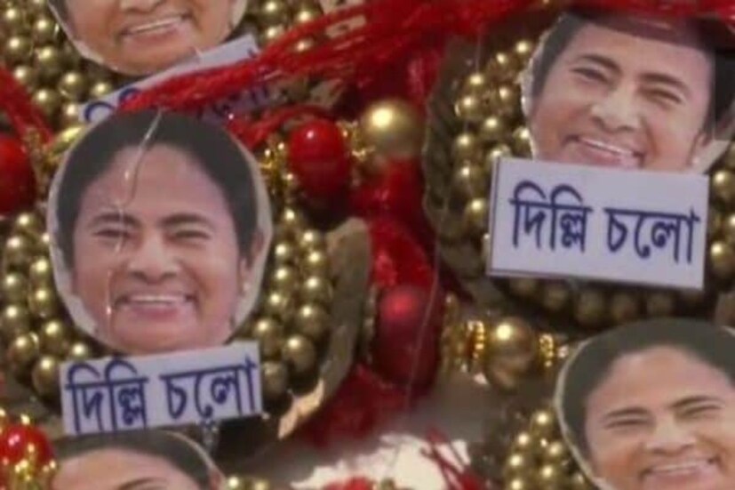 এদিন উত্তর ২৪ পরগণার দক্ষিণ দমদম পুরসভার অন্তর্গত ২৬ নম্বর ওয়ার্ডে কাবুলিওয়ালাদের রাখি পরিয়ে দিতে দেখা গেল তৃণমূল কংগ্রেস মহিলা কর্মীদের। প্রতিটি রাখিতেই জ্বলজ্বল করছিল তৃণমূল সুপ্রিমো মমতা বন্দ্যোপাধ্যয়ের হাসিমুখ। তবে এদিন তিনি ভাইদের হাতে শোভা পাচ্ছিলেন 'প্রিয় দিদি' হিসেবেই।