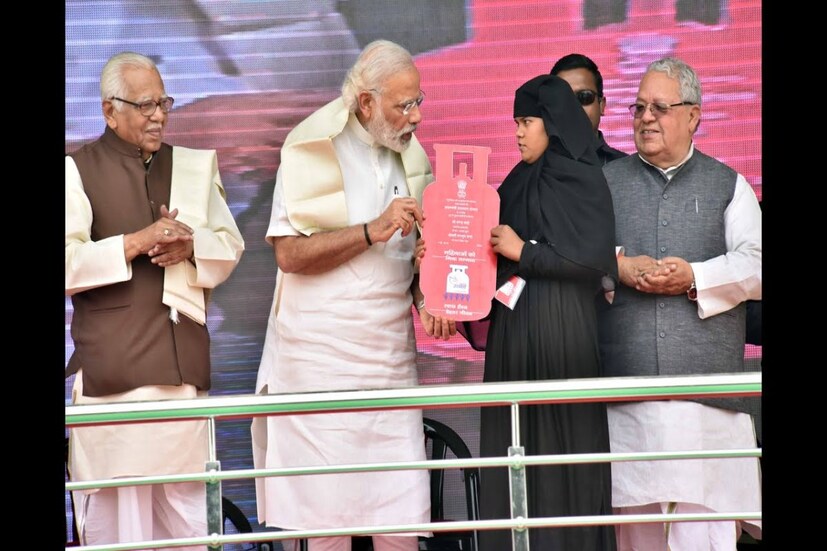 সোমবার সন্ধ্যা সওয়া ৭টা নাগাদ তাঁর ট্যুইট-বার্তায় মোদি লেখেন, ‘দেশের উন্নয়নের পথে ১০ অগস্ট (মঙ্গলবার) দিনটি বিশেষ। দুপুর সাড়ে ১২টায় উত্তরপ্রদেশের মাহোবার মানুষজনের হাতে উজ্জ্বলা যোজনার দ্বিতীয় ভাগের আওতায় এলপিজি সংযোগ তুলে দেওয়া হবে। ওই যোজনার সুবিধাভোগীদের সঙ্গেও কথাবার্তা হবে।’