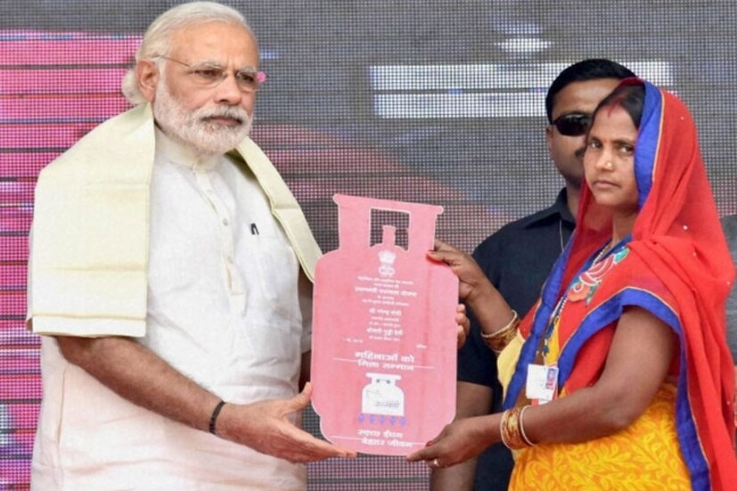 উজ্জ্বলা যোজনার দ্বিতীয় সংস্করণে নামমাত্র নথিপত্র দেখিয়েই বিনামূল্যের রান্নার গ্যাস পাবেন দরিদ্রসীমার নীচে থাকা পরিবারের মহিলারা। এ ছাড়া, পরিযায়ীদের ক্ষেত্রে রেশন কার্ড বা ঠিকানার প্রমাণপত্র দেখানোর প্রয়োজন নেই।