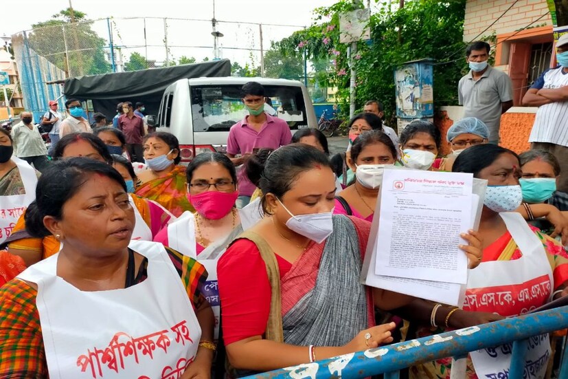 বাড়িতে ঢুকে মন্ত্রীর সঙ্গে কথা বলার দাবি জানাতে থাকেন তাঁরা। মন্ত্রীর বাড়ির নিরাপত্তার দায়িত্বে থাকা কর্তব্যরত পুলিশ আধিকারিকরা বিক্ষোভকারীদের বাড়ির সামনে থেকে সরে আসতে অনুরোধ করেন। বিক্ষোভকারীদের প্রয়োজনে দফতরে গিয়ে দেখা করার পরামর্শও দেওয়া হয়। 