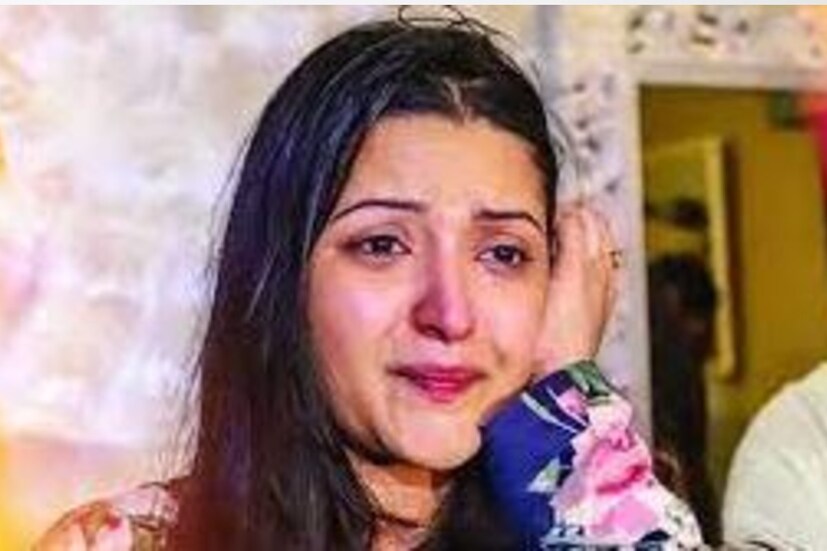 মাদক মামলায় গ্রেফতার হয়েছেন বাংলাদেশের অভিনেত্রী পরীমণি (Porimoni)। ঘটনা ঘিরে রীতিমতো উত্তাল নেটদুনিয়া। এক সপ্তাহের বেশি পুলিশি হেফাজতে রয়েছেন অভিনেত্রী। আজ শুক্রবার আরও একবার আদালতে তোলা হল পরীমণিকে। 