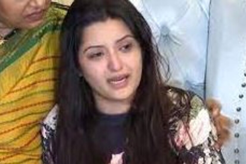 তাঁর বিরুদ্ধে রয়েছে মাদকদ্রব্য নিয়ন্ত্রণ আইনে হওয়া মামলা। ছয় দিনের রিমান্ড শেষে তাঁকে আজ ফের আদালতে হাজির করা হয়। বেলা ১১.৪০ মিনিটে তাঁকে ঢাকা মহানগর হাকিম আদালতে হাজির করা হয়। আদালতের জেলে ছিলেন তিনি। 