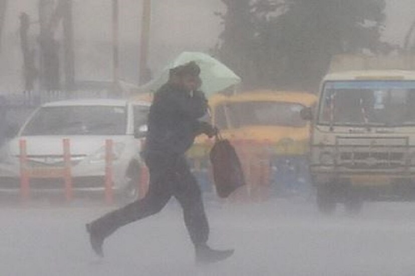 দেশের বিভিন্ন অংশে মৌসুমী বায়ুর প্রভাবে প্রবল বৃষ্টি হতে চলেছে এমন আবহাওয়ার সতর্কতা (weather alert) জারি করেছে IMD৷ মৌসমবিভাগ জানিয়েছে দেশের বেশিরভাগ অংশে মৌসুমী (Monsoon) বায়ুর প্রভাবে বৃষ্টি (Rain) প্রবল বেশি হচ্ছে৷ এরইমধ্যে আরও একবার মৌসুম বিভাগ জানিয়েছে আগামী চারদিনে প্রবল বৃষ্টির সম্ভবনা রয়েছে৷ আইএমডি জানিয়েছে পশ্চিমবঙ্গ ও সিকিমের উপ হিমালয় ক্ষেত্রে ১১-১২ অগাস্ট প্রবল বৃষ্টির সম্ভবনা রয়েছে৷ নিম্নচাপ বলয় তৈরি হয়েছে পার্বত্য এলাকায়৷ Photo-File দেশের বিভিন্ন অংশে মৌসুমী বায়ুর প্রভাবে প্রবল বৃষ্টি হতে চলেছে এমন আবহাওয়ার সতর্কতা (weather alert) জারি করেছে IMD৷ মৌসমবিভাগ জানিয়েছে দেশের বেশিরভাগ অংশে মৌসুমী (Monsoon) বায়ুর প্রভাবে বৃষ্টি (Rain) প্রবল বেশি হচ্ছে৷ এরইমধ্যে আরও একবার মৌসুম বিভাগ জানিয়েছে আগামী চারদিনে প্রবল বৃষ্টির সম্ভবনা রয়েছে৷ আইএমডি জানিয়েছে পশ্চিমবঙ্গ ও সিকিমের উপ হিমালয় ক্ষেত্রে ১১-১২ অগাস্ট প্রবল বৃষ্টির সম্ভবনা রয়েছে৷ নিম্নচাপ বলয় তৈরি হয়েছে পার্বত্য এলাকায়৷ Photo-File