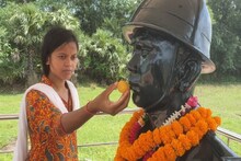 শহিদ দাদা রাজেশ ওরাং-এর মূর্তিতে রাখি পরিয়ে সমস্ত সেনাবাহিনীর মঙ্গল কামনা বোনের