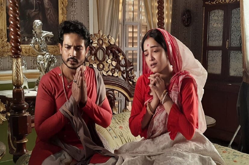 *অন্যদিকে, সারদা মা গ্রামের মানুষদের সাহায্য করেন। সারদা মায়ের মধ্যে থাকা শক্তির আঁচ পায় দেবী ভৈরবী।