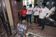 ১৩ দিন রাস্তায় পড়ে থাকা প্রৌঢ় ফিরলেন বাড়ি, রেড ভলেন্টিয়ার্সদের নয়া কর্মকাণ্ড