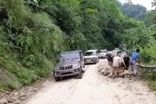 বাংলা-সিকিম লাইফ লাইন ১০ নং জাতীয় সড়কে বড় ধস, আহত ২, যানজট পাহাড়ে বাংলা-সিকিম লাইফ লাইন ১০ নং জাতীয় সড়কে বড় ধস, আহত ২, যানজট পাহাড়ে