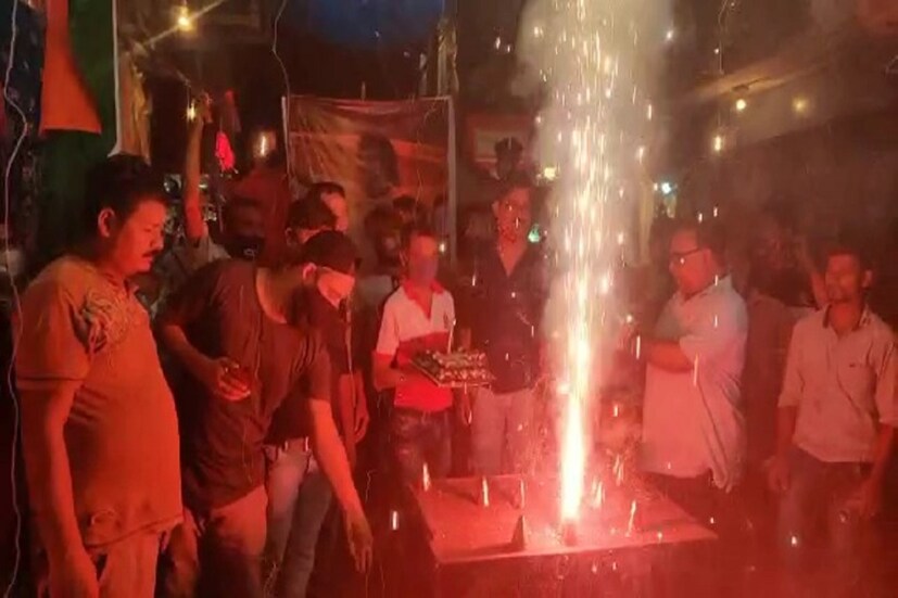 গোটা দেশ তারিফ করছে নীরজের। টোকিওতে নতুন এক ইতিহাস রচনা করলেন নীরজ চোপড়া। গোটা দেশ নেমে এলো রাস্তায়। এরই অপেক্ষায় যেন বসে থাকা। উড়লো তিরঙ্গা জাতীয় পতাকা। টোকিওতে ভারতীয় জাতীয় সঙ্গীত বেজে উঠতেই উৎসবে মাতল গোটা দেশ।