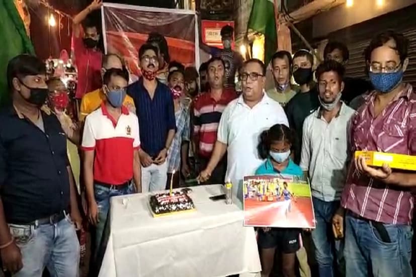 তাল মিলিয়ে পিছিয়ে ছিল না উত্তরের অঘোষিত রাজধানী শিলিগুড়িও।  নীরজ চোপড়ার সোনা জয়ের পর উৎসবে সামিল শিলিগুড়িও। শহরের রাস্তায় নীরজের ছবি নিয়ে নেমে পড়লেন ক্রীড়া প্রেমীরা। ২১ বছর সোনা না পাওয়ার আক্ষেপ মুছে দিলেন জ্যাভলিন থ্রোয়ার নীরজ। নীরজের ছবি, জাতীয় পতাকা, জ্যাভলিন স্টিক নিয়ে নামলেন শহরের ক্রীড়া প্রেমীরা। চললো মিষ্টি মুখের পালাও। একে অপরকে খাওয়ালেন লাড্ডু।