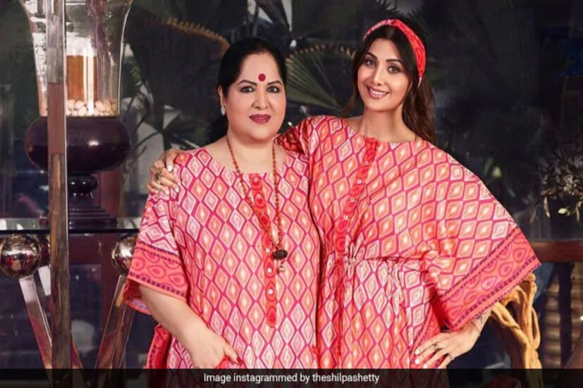 শিল্পা শেট্টি ও তাঁর মা সুনন্দা শেট্টির বিরুদ্ধে এবার উঠল টাকা তছরুপের অভিযোগ। উত্তরপ্রদেশের হজরতগঞ্জ থানায় এবং খন্দ থানায় শিল্পা ও তাঁর মায়ের নামে দায়ের হল দুটি মামলা। সূত্র থেকে পাওয়া খবর অনুযায়ী, লখনউ পুলিশের একটি দল শীঘ্রই মুম্বইয়ে আসতে পারেন এ বিষয়ে শিল্পা ও তাঁর মাকে জেরা করতে।