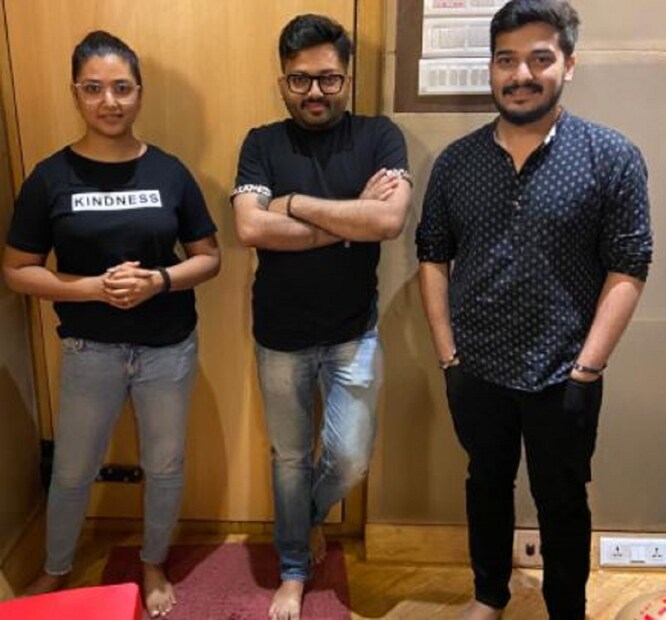 *এই ছবির গান গুলিতে কণ্ঠ দিয়েছেন কিংবদন্তি সঙ্গীতশিল্পী নচিকেতা চক্রবর্তী, সোমলতা আচার্য্য চৌধুরী, শুভঙ্কর দে, ঈশান মিত্র এবং বাংলাদেশের দুজন প্রখ্যাত সঙ্গীতশিল্পী সিঁথি সাহা এবং ইমরান মাহমুদুল। সিঁথি এবং ইমরান প্রথমবার কোনও ভারতীয় ছবির জন্য কণ্ঠ দিয়েছেন।