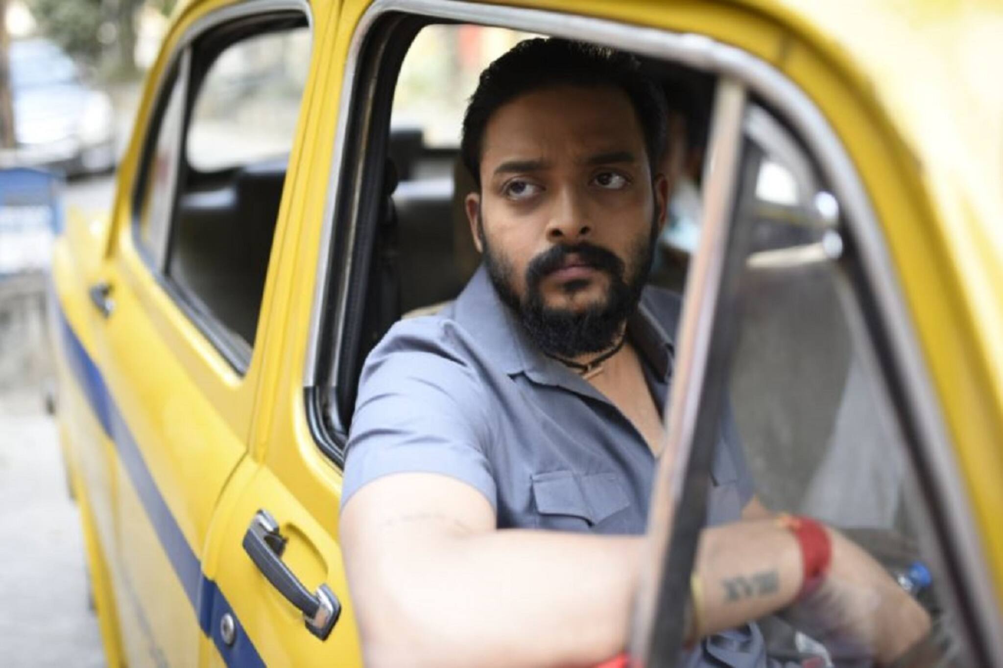 Bengali Movie: ট্যাক্সির স্টিয়ারিং-এ হাত সৌরভ দাসের! দেখুন কী করছেন অভিনেতা
