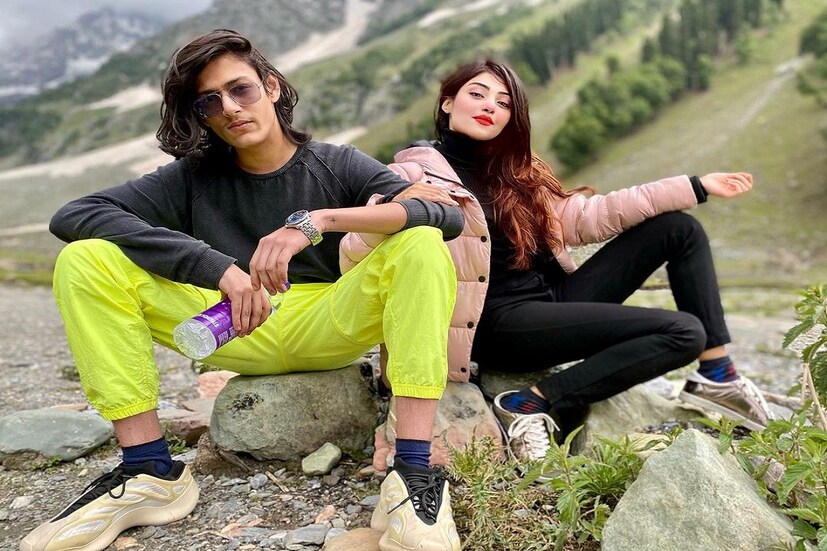 *গত মাসেই ছেলে ঝিনুক আর তাঁর গার্লফ্রেন্ড দামিনীকে নিয়ে কাশ্মীর বেড়াতে গিয়েছিলেন শ্রাবন্তী। পাহাড়ের পর এ বারে সোজা সমুদ্রে পাড়ি দিয়েছেন নায়িকা। তবে কি শ্রাবন্তী একাই ছুটি কাটাচ্ছেন? এ প্রশ্নই এখন ঘুরছে সোশ্যাল নেটদুনিয়ার অন্দরে।  ছবিঃ ইনস্টাগ্রাম। 