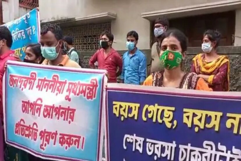 নিয়োগে অস্বচ্ছতার দাবিতে সল্টলেকের সেন্ট্রাল পার্কের সামনে ১৮৪ দিন ধরে অবস্থান চলছে। কিন্তু কোনও কাজ হয়নি। তাই এবার কালিন্দিতে শিক্ষামন্ত্রীর বাড়ির সামনে বিক্ষোভ দেখানোর পথ বেছে নিয়েছেন। এরপরেই আজ ফের একদল বিক্ষোভকারী শিক্ষককে দেখা যায় মন্ত্রীর বাড়ির সামনে। যদিও বিক্ষোভের কারণ সম্পূর্ণ ভিন্ন। 