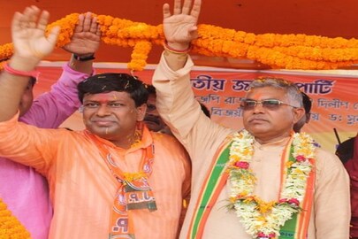 দিলীপের পাশেই সুকান্ত৷ 