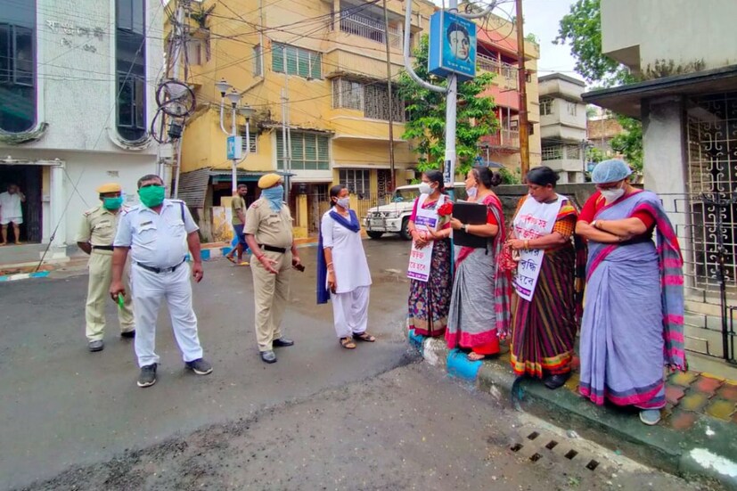 প্রসঙ্গত, 'চাকরি চাই'। এমনই দাবি তুলে গত রবিবার শিক্ষামন্ত্রী ব্রাত্য বসুর বাড়ির সামনে বিক্ষোভে সামিল হন স্কুল সার্ভিস কমিশনের (এসএসসি) চাকরিপ্রার্থীরা। পরে সেখানে আসে পুলিশ। চাকরিপ্রার্থীদের বুঝিয়ে সরানোর চেষ্টা করা হয়। বিক্ষোভকারীদের দাবি ছিল, ২০১৬ সালে পরীক্ষা নেওয়া হয়েছিল। কিন্তু যোগ্য প্রার্থীদের নেওয়া হয়নি। অনেক অযোগ্য প্রার্থীদের বেছে নেওয়া হয়েছে। 