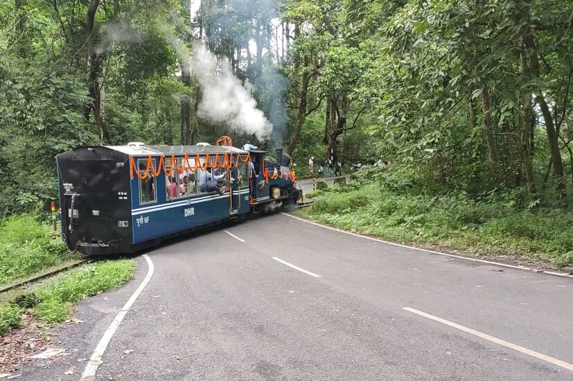এখানে সংরক্ষিত যাত্রীর প্রোফাইল আপনার সামনে উপস্থিত হবে। আপনি যাঁদের জন্য টিকিট বুক করতে চান তাঁদের নির্বাচন করুন।