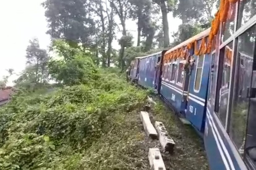 আপাতত কিছুটা কমলেও আগামী দুদিন ভিজবে উত্তরবঙ্গও। শনিবার সকালে দেওয়া আবহাওয়ার পূর্বাভাসে জানানো হয়েছে, আগামী ৪৮ ঘন্টা অর্থাৎ ৩০ অগাস্ট সোমবারের মধ্যে কেবলমাত্র আলিপুরদুয়ার এবং কোচবিহার জেলার কোনও কোনও জায়গায় ভারী বৃষ্টির পূর্বাভাস দেওয়া হয়েছে।