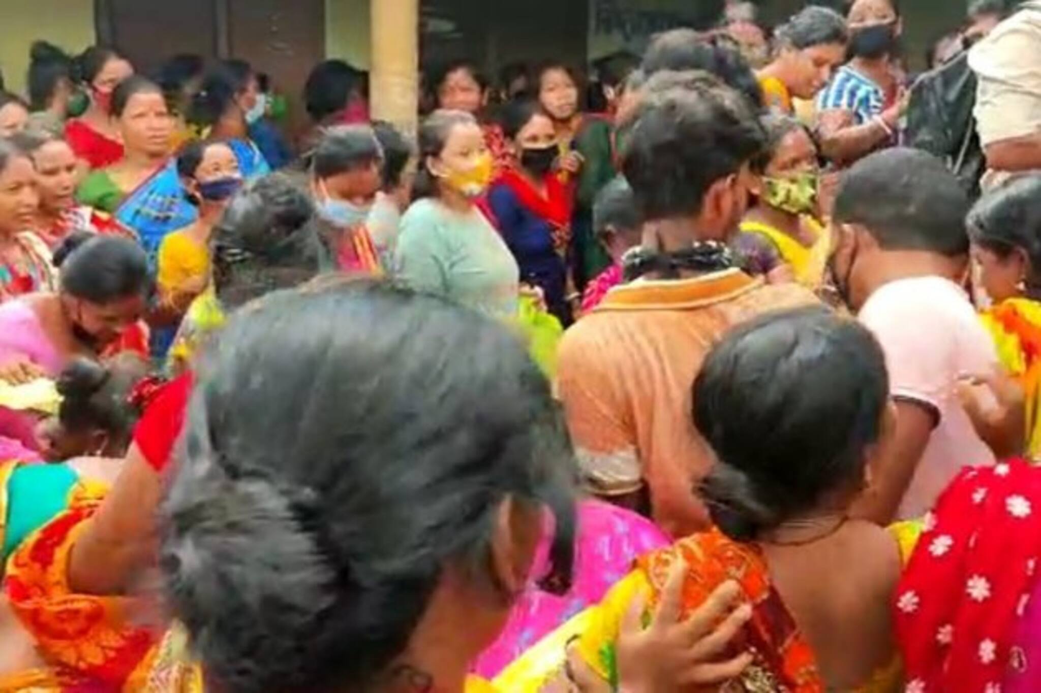 Coronavirus: মুখে নেই মাস্ক, টিকার লাইনে উপচে পড়া ভিড়! ভ্যাকসিন কেন্দ্র থেকেই কোভিড ছড়ানোর আশঙ্কা