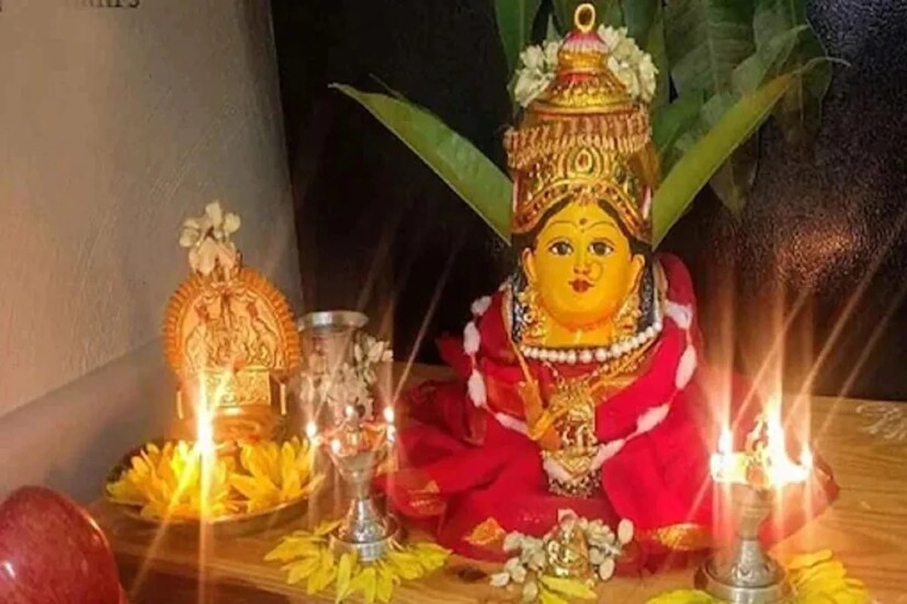 এই প্রকল্পে সাধারণ মহিলারা প্রতিমাসে পাবেন ৫০০ টাকা করে। এসসি, এসটি, ওবিসি মহিলারা পাবেন মাসে ১ হাজার টাকা করে। নবান্ন সূত্রে খবর, বুধবার সন্ধে পর্যন্ত রাজ্যে ৬৫ হাজার ৭১টি শিবির করা হয়েছে। সেই শিবির থেকে প্রায় তিন কোটিরও বেশি মানুষকে বিভিন্ন সরকারি পরিষেবা দেওয়া হয়েছে বলে নবান্ন সূত্রে জানা গিয়েছে।