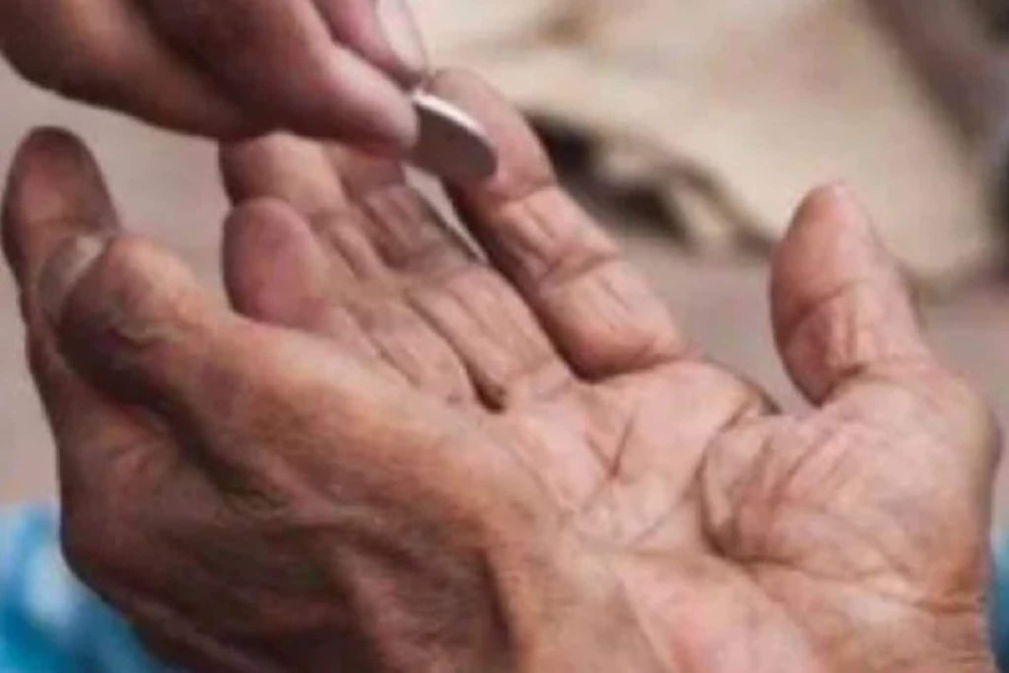 করোনায় চাকরি খুইয়ে ভিক্ষা করছেন বহু মানুষ! রিপোর্টে চাঞ্চল্যকর তথ্য