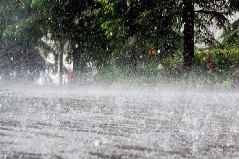 এদিকে আবহাওয়া দফতর জানিয়েছে, বঙ্গোপসাগরে নিম্নচাপের জেরে আগামী তিন-চারদিন ভারী বৃষ্টিপাত হওয়ার সম্ভাবনা দক্ষিণবঙ্গে। এমনটাই জানিয়েছে আবহাওয়া দফতর। উত্তর-পশ্চিম ও পশ্চিম মধ্য বঙ্গোপসাগর ও অন্ধ্রপ্রদেশ উপকূলে এলাকার উপর তৈরি হয়েছে একটি নিম্নচাপ। এই নিম্নচাপের জেরে আগামী তিন-চারদিন দক্ষিণবঙ্গ জুড়ে বৃষ্টিপাতের পূর্বাভাস দিয়েছে আলিপুর আবহাওয়া দফতর।