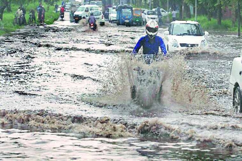 শনিবার অপেক্ষাকৃত মেঘলা আকাশ থাকলেও আলিপুর আবহাওয়া অফিস জানিয়েছে রবিবার রাত থেকেই ভারী বৃষ্টি শুরু হতে পারে দক্ষিণের উপকূলের জেলাগুলোতে। বিশেষ করে পূর্ব মেদিনীপুর, পশ্চিম মেদিনীপুর, ঝাড়গ্রামে ভারী বৃষ্টিপাতের সম্ভাবনা রয়েছে। আগামী মঙ্গলবার পর্যন্ত নিম্নচাপের প্রভাবে বৃষ্টিপাত চলবে । এছাড়াও মৌসুমী অক্ষরেখা ডালটনগঞ্জ দিঘা হয়ে উত্তর-পূর্ব বঙ্গোপসাগর পর্যন্ত বিস্তৃত রয়েছে।