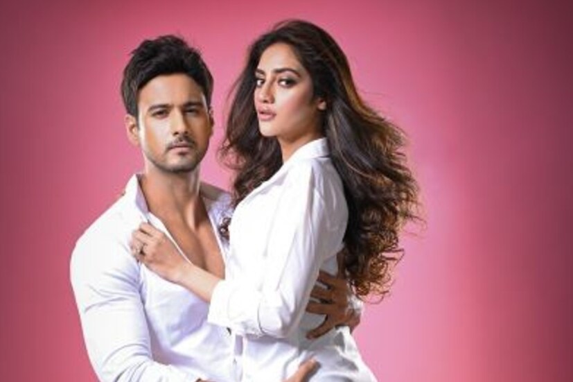 তবে এসবের মধ্যেই আবার একসঙ্গে গর্ভবতী নুসরতের সঙ্গে হাঁটতেও দেখা গিয়েছে দুজনকে। এখন শুধু সন্তান হওয়ার অপেক্ষা। 