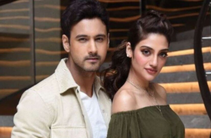 আবার কিছুদিন আগেই কফিডেটে গিয়েছিলেন নুসরত। সেখানেও সঙ্গে যশ ছিলেন সেই হদিশও মিলেছে। একই রেস্তোঁরা থেকে দুজনে একই সময়ে ইনস্টাগ্রামে স্টোরি দিয়েছিলেন। 
