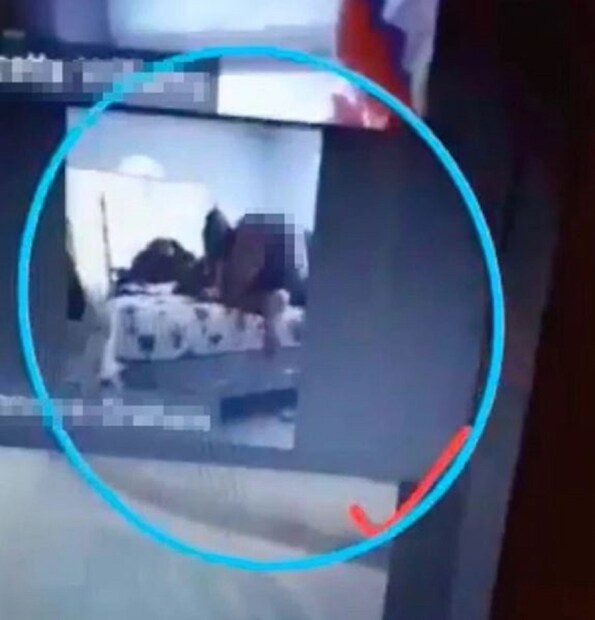 এবারের ঘটনাটি ঘটেছে জামাইকায়৷ বৈঠকে হাজির তাঁর বাকি সহকর্মীরা একেবারে স্তম্ভিত হয়ে যান গোটা ঘটনায়৷ ভাইরাল ফুটেজ একেবারে ঝড়ের গতিতে ভাইরাল হয়ে গেছে৷ যৌনতায় মত্ত জুটি বৈঠক চলাকালীনই বিছানার ওপর ঝড় তোলেন৷ Photo-Collected