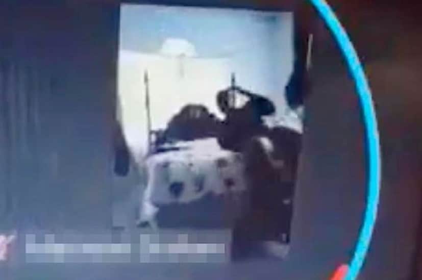 সপ্তাহ খানেক আগে জামাইকা টিচার্স অ্যাসোসিয়েশনের মিটিং চলাকালীন একজন শিক্ষিকা বলছিলেন এই করোনা অতিমারিতে পড়াশুনো করানো ঠিক কতটা কঠিন তখনই একটা উইন্ডোতে দেখা যায় যৌনতায় লিপ্ত রয়েছেন আরও এক শিক্ষিকা৷ তাও অন্য শিক্ষিকা নিজেদের পেশার অপরিসীম গুরুত্ব নিয়ে বক্তব্য রাখেন প্রায় ২ মিনিট ধরেই ক্যামেরা অন রেখে যৌনতা চালিয়ে যান অভিযুক্ত শিক্ষিকা৷ Photo-Collected