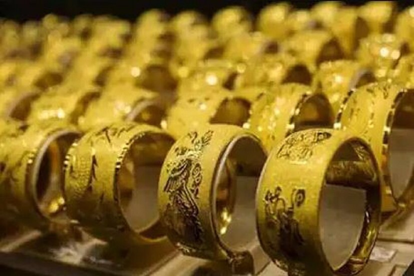 সোনা-রুপো  (Gold-Silver) কিনবেন, ভালো খবর৷ বিশ্বমার্কেট দুর্বল হওয়ার সুবাদে ভারতেও সোনার দরে (Gold price today)  বড় পতন৷ শুধু সোনা নয়, রুপোর দরেও এসেছে পতন৷ এমসিএক্স  (Multi commodity exchnage)  আজ সোনার দরে ০.১৬ শতাংশ পতন হয়েছে৷ ৪৭,৯২৬ টাকা প্রতি ১০ গ্রাম সোনার দাম হয়েছে৷ এদিকে রুপোর দাম ০.৩ শতাংশ পতনের পর প্রতি কিলোগ্রাম ৬৭,৮৬৫ টাকা হয়েছে৷ গত হিসেবের সময়ের থেকে প্রায় ৪০০ টাকা কমে ০.৭৫ শতাংশ পতন হয়েছে, আর রুপোতে সেটা ০.৫ শতাংশ৷ Photo- Representative 