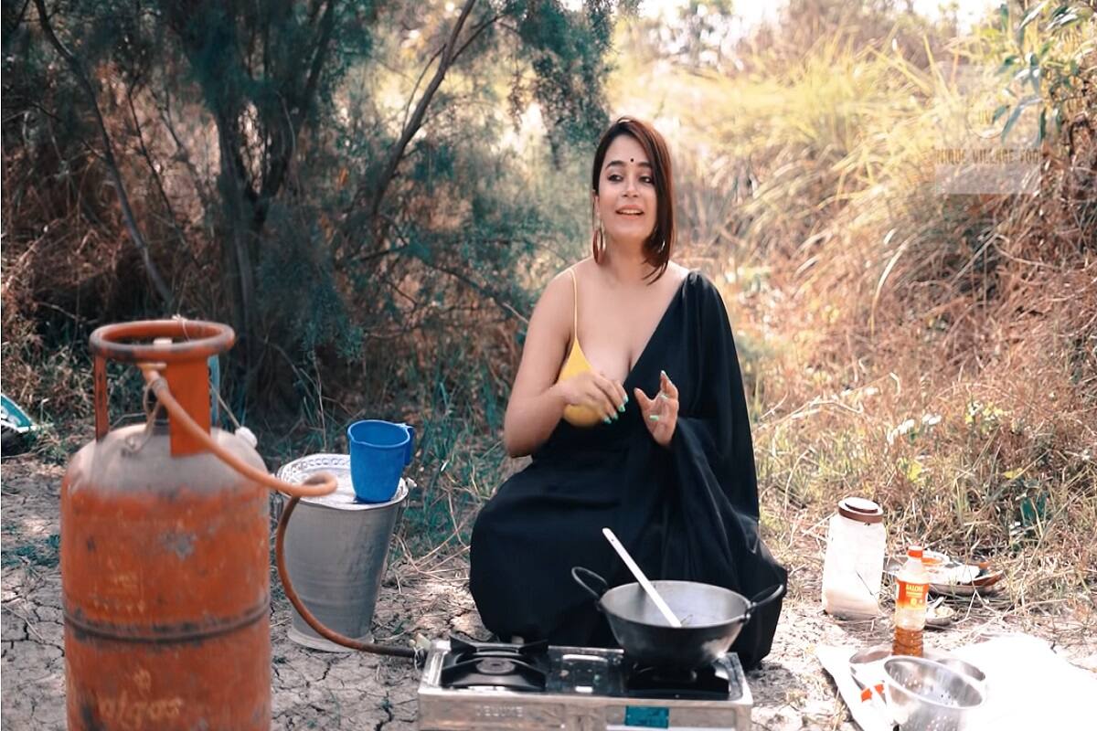 গ্যাস না জ্বালিয়ে আলুপস্ত রাঁধছেন রিম্পি। 