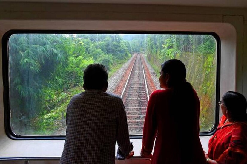 *কি এই 'ভিস্টাডোম' কোচ? আদপে এই স্পেশ্যাল কোচ থেকে ৩৬০ ডিগ্রি দেখার ব্যবস্থা থাকছে। বিশেষ ধরণের ফাইবারের চাদরে মোড়া থাকবে কোচ। ফলে কোচের যে কোনো প্রান্তে বসেই প্রকৃতি উপভোগ করা যাবে। শীততাপ নিয়ন্ত্রিত এই বিশেষ কোচ তৈরি করেছে ভারতীয় রেল। ছবিঃ সংগৃহীত। 
