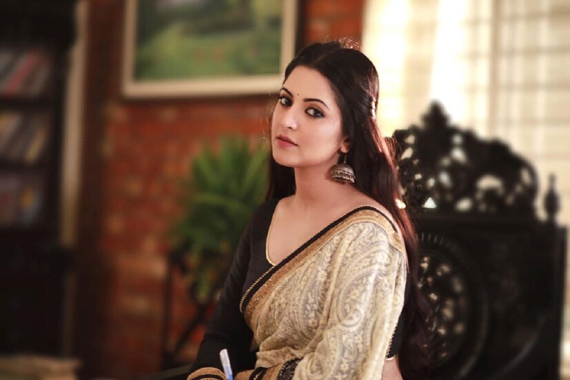 *র‌্যাব সদস্যরা বাড়িতে পৌঁছলে এ দিন তিনি ফেসবুক লাইভে এসে ঘটনার বর্ণনা দিচ্ছিলেন। তিনি বলেন ‘ভয় পাচ্ছেন’। এই ঘটনার প্রায় এক ঘণ্টা পর র‌্যাব সদস্যরা ঘরে ঢোকার পর তার লাইভ বন্ধ হয়ে যায়। সংগৃহীত ছবি। 