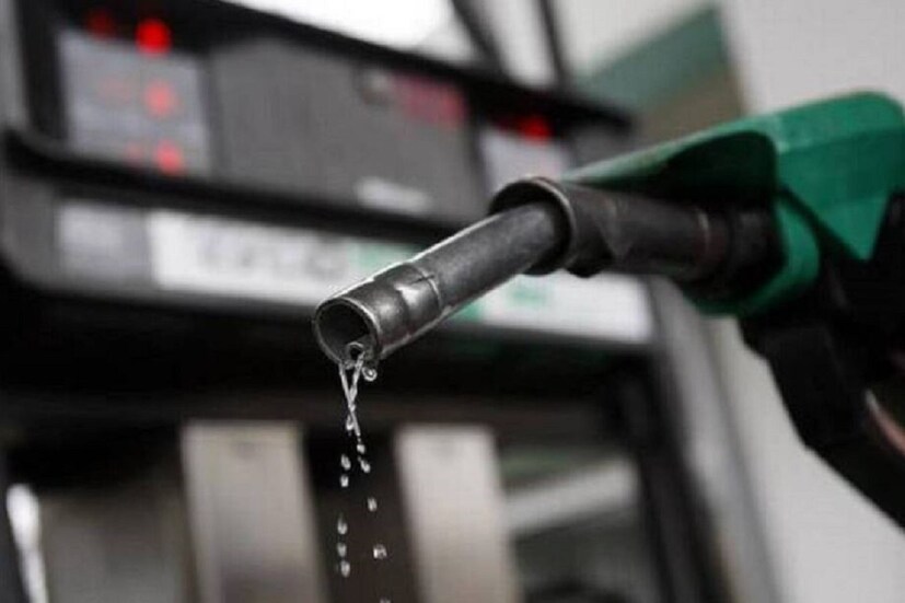 দেশের তিন তেল কোম্পানি HPCL, BPCL ও IOC  সকাল ৬ টা তে নিজেদের তেলের দাম প্রকাশ করে৷ মোবাইল ফোন থেকে 92249 92249 নম্বরে এসএমএস করলে দাম জানতে পারবেন৷ সেখানে লিখতে হবে  RSP&lt;স্পেস&gt; পেট্রোল পাম্প ডিলারের কোড৷