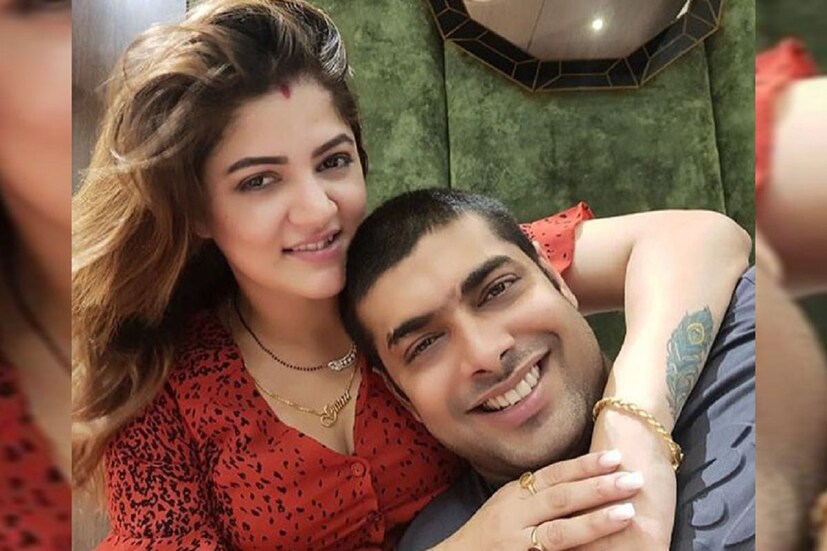 *তবে রাজীবের জন্য দরজা খোলা থাকলেও আরেক প্রাক্তন স্বামী রোশন সিং (Roshan Singh) সম্পর্কে কিছু বলতে চাননি শ্রাবন্তী। শোনা গিয়েছে যে রোশন ফের শ্রাবন্তীর সঙ্গে সম্পর্ক তৈরি করতে রাজি। "আমি এখন কিছুই চাই না, কাউকে চাই না। শুধু নিজের কাজ করতে চাই", রোশনের প্রসঙ্গ উঠতে এই মন্তব্যই করেছেন নায়িকা। ছবিঃ সংগৃহীত।