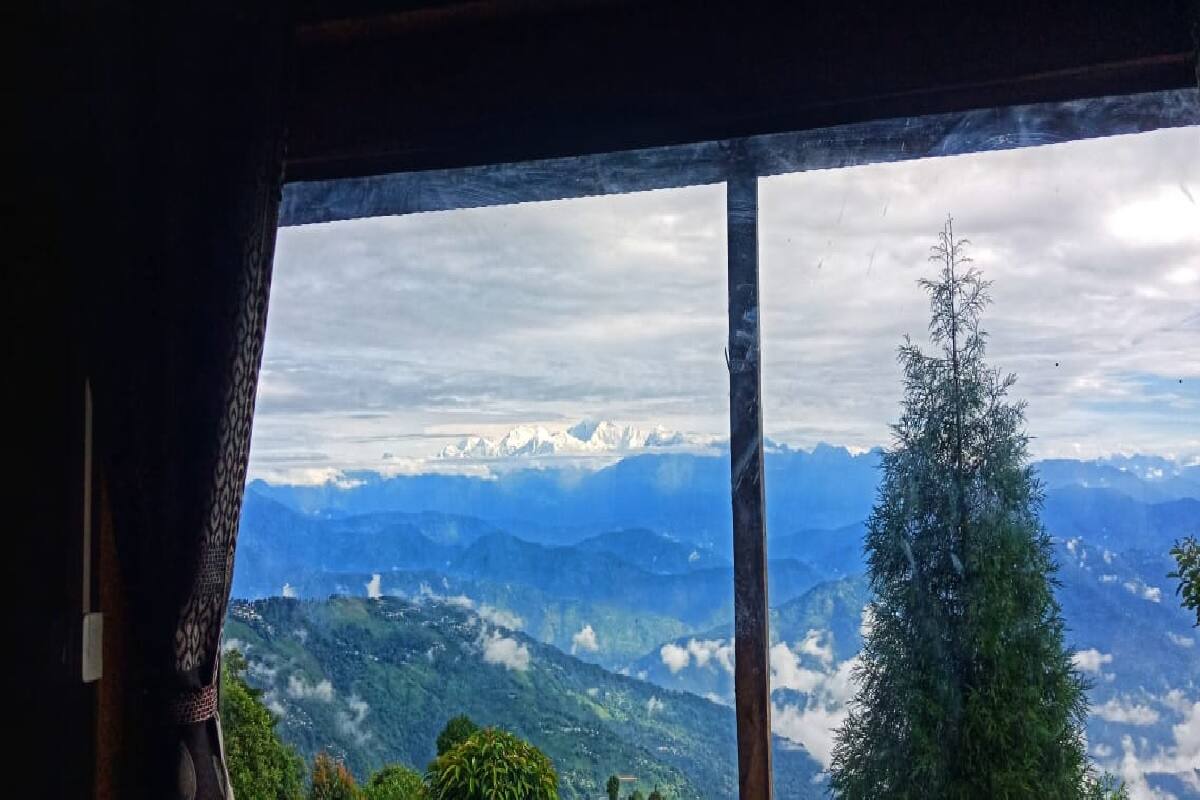 হোমস্টের ঘর থেকে কাঞ্চনজঙ্ঘা দর্শন। 