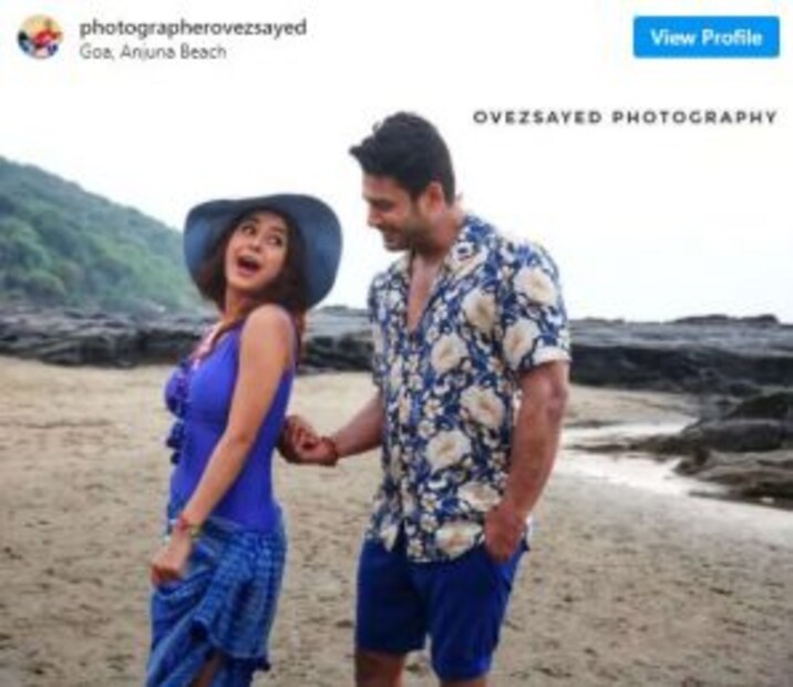 ছবিগুলিতে দেখা যাচ্ছে, সিদ্ধার্থ ও শেহনাজ দারুণ মজা করে ভিডিওটির শ্যুটিং করছেন। তাঁদের সঙ্গে আরও অনেকেই রয়েছেন। গোয়ার বিচে রঙের সামঞ্জস্য রেখে পোশাক পরে শ্যুট করছেন তাঁরা। গানটির নাম 'হ্যাবিট'। 