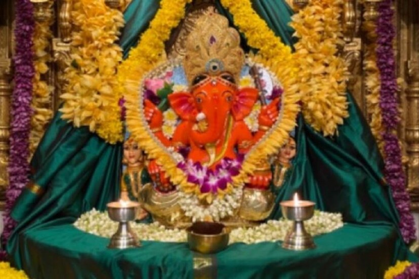 গণেশ চতুর্থীর এই বিশেষ শুভক্ষণে আসুন জেনে নেওয়া যাক ভারতের বিখ্যাত কিছু গণেশ মন্দিরের কথা। ধর্মীয় তো বটেই, এই মন্দিরগুলি ঐতিহাসিক কারণেও বিশেষ বিখ্যাত। ১. সিদ্ধিবিনায়ক মন্দির (Siddhivinayak Temple), মুম্বই: এটি ভারতে অবস্থিত গণেশ মন্দিরগুলির মধ্যে অন্যতম। এখানে ভগবান পূজিত হন নওসচা গণপতি (Navasacha Ganpati) হিসেবে। ১৮০১ সালে নির্মিত এই মন্দির পরিদর্শনে প্রতি বছর দেশ-বিদেশ থেকে হাজার-হাজার ভক্ত, ধার্মিকের আগমন ঘটে।