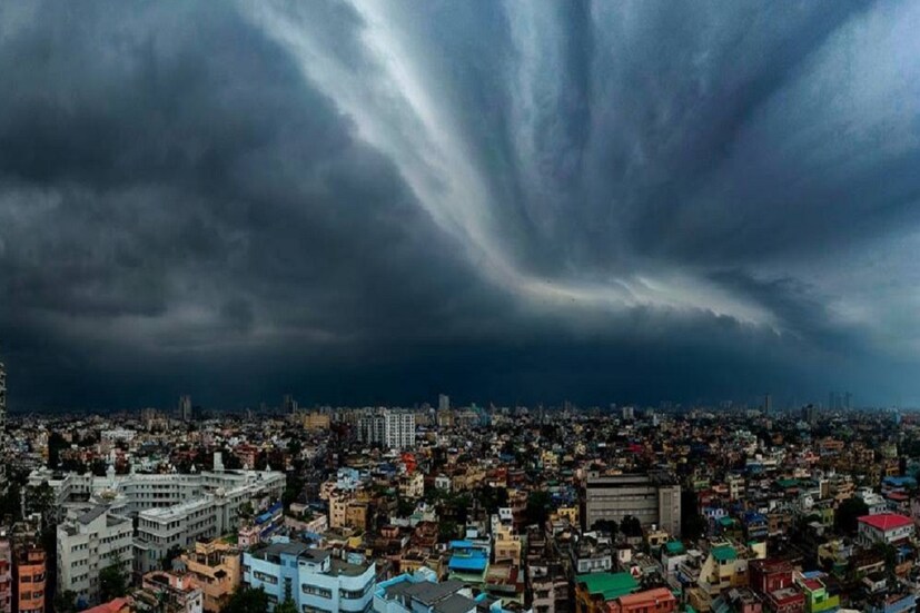 রবি-সোমের টানা বৃষ্টির পর বৃষ্টির বেগ কিছুটা কমলেও আবার অশনি সংকেত বাংলার আকাশে। আলিপুর আবহাওয়া (West Bengal Weather Forecast) দফতর জানিয়েছে গাঙ্গেয় পশ্চিমবঙ্গের উপরে থাকা ঘূর্ণাবর্ত শক্তি বাড়িয়ে নিম্নচাপে পরিণত হয়েছে । সেটি গাঙ্গেয় পশ্চিমবঙ্গের দক্ষিণাংশ এবং সন্নিহিত ওড়িশার উপর অবস্থান করছে বলে জানিয়েছেন আবহবিদরা। এ ছাড়া গাঙ্গেয় পশ্চিমবঙ্গের উপর সক্রিয় রয়েছে মৌসুমি অক্ষরেখাও, এই জোড়া ফলাতেই দক্ষিণবঙ্গে ভারী বৃষ্টির পূর্বাভাস। Representational Image