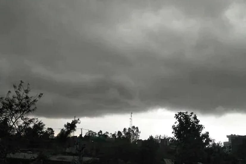 ভারী থেকে অতি ভারী বৃষ্টির সম্ভাবনা রয়েছে উত্তর ২৪ পরগনা, হাওড়া, হুগলি, ঝাড়গ্রামে। ভারী বৃষ্টির পূর্বাভাস দেওয়া হয়েছে কলকাতা, পূর্ব বর্ধমান এবং বাঁকুড়া জেলায়। Representational Image