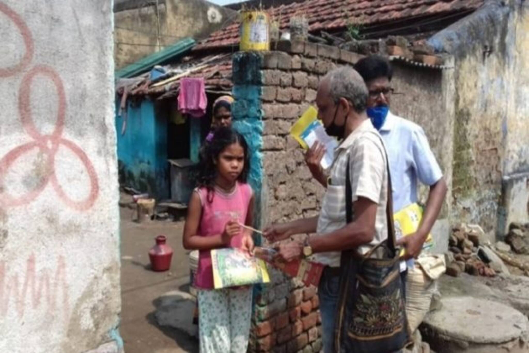 করোনাকালে বই নিয়ে ছাত্রদের বাড়ি পৌঁছেছেন মাস্টারমশাই!শিক্ষারত্ন পাচ্ছেন অরুণ দাঁ