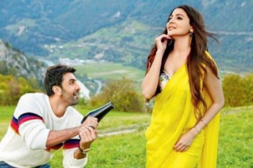 করণ জোহরের 'অ্যায় দিল হ্যায় মুশকিল' ছবিতে অনুষ্কাকে একটি দৃশ্যে আগেকার নায়িকাদের মতো সাজাতে পাহাড়ের ঠান্ডা এলাকায় শিফন শাড়িতে সাজিয়েছিলেন পরিচালক। ছবির দৃশ্যেও সে কথা বলা হয়েছিল। 