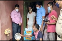 দুয়ারে রেশন নিয়ে যিনি এলেন, অবাক হয়ে গেল বীরভূমের গ্রাম! দুয়ারে রেশন নিয়ে যিনি এলেন, অবাক হয়ে গেল বীরভূমের গ্রাম!