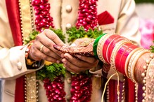 মালাবদল হতেই নতুন বর-বউ বেরিয়ে গেলেন রাস্তায়, তার পরের কাণ্ড তুমুল ভাইরাল! দেখুন মালাবদল হতেই নতুন বর-বউ বেরিয়ে গেলেন রাস্তায়, তার পরের কাণ্ড তুমুল ভাইরাল! দেখুন