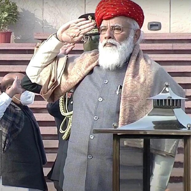 ১) ২০২১ এই প্রজাতন্ত্র দিবসের অনুষ্ঠানে জামনগরের একটি হালারি পাগড়ি পরতে দেখা যায় মোদিকে। এই পাগড়িটি মোদিকে গুজরাটের জামনগরের এক রাজ পরিবার উপহার দিয়েছিল।
