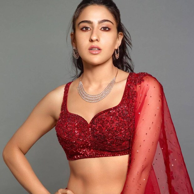 লাল ল্যাহেঙ্গায় সেক্সি লুকে সারা আলি খান ক্লিন বোল্ড করেছেন (Sara Ali Khan) ৷ ছবি সৌজন্যে ইনস্টাগ্রাম ৷