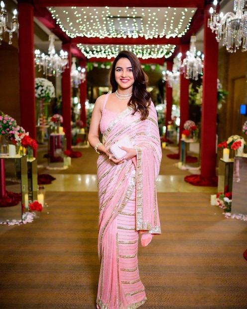 গোলাপি শিমারিং পোশাকে আজও অনবদ্য জ্যাসমিন ভাসিন ৷ ছবি সৌজন্যে ইনস্টাগ্রাম ৷