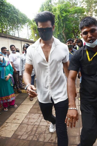 সিদ্ধার্থ শুক্লার বাড়ি ইতিমধ্যেই পৌঁছেছেন বিশাল সিং ৷ পরিবারকে সমবেদনা জানাতে তিনি পৌঁছেছেন ৷ (ছবি সৌজন্যে Viral Bhayani) ৷ 